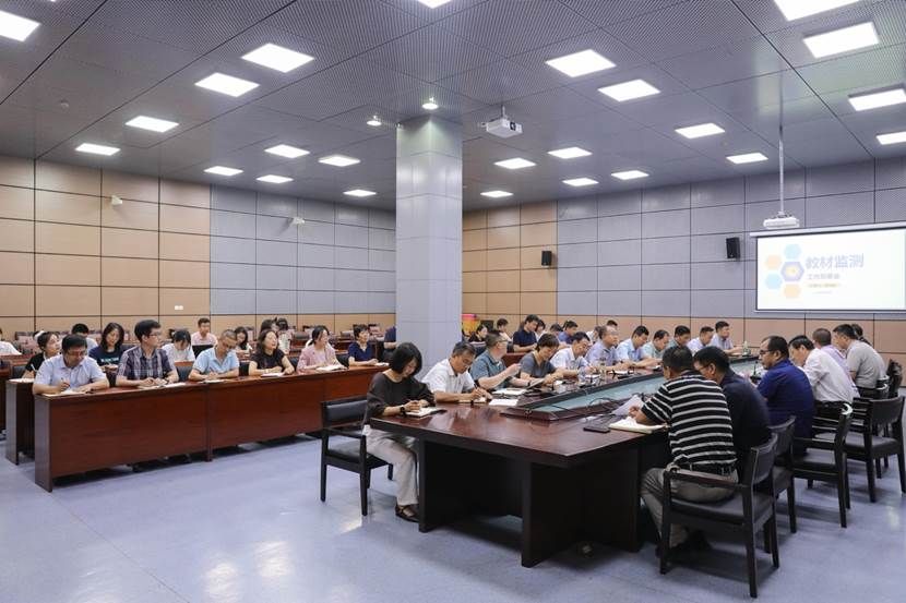 房间里有桌子和椅子 AI 生成的内容可能不正确。